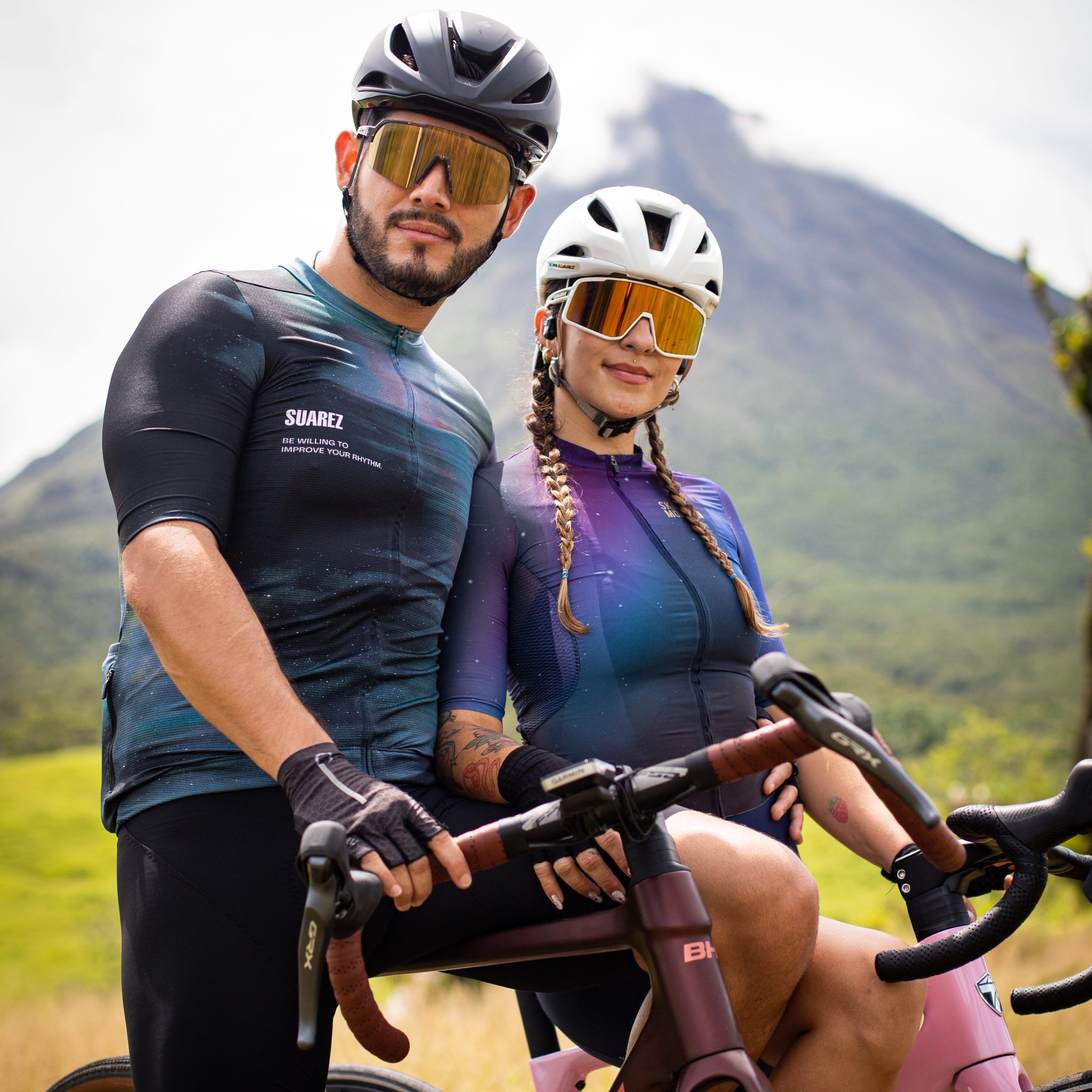 Ciclistas disfrutando de Bike & Bed Hotels en La Fortuna, Costa Rica