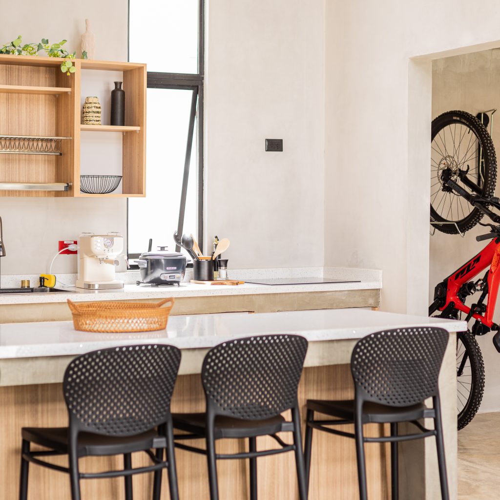 Interior premium de Bike & Bed Hotels — cocina y área social