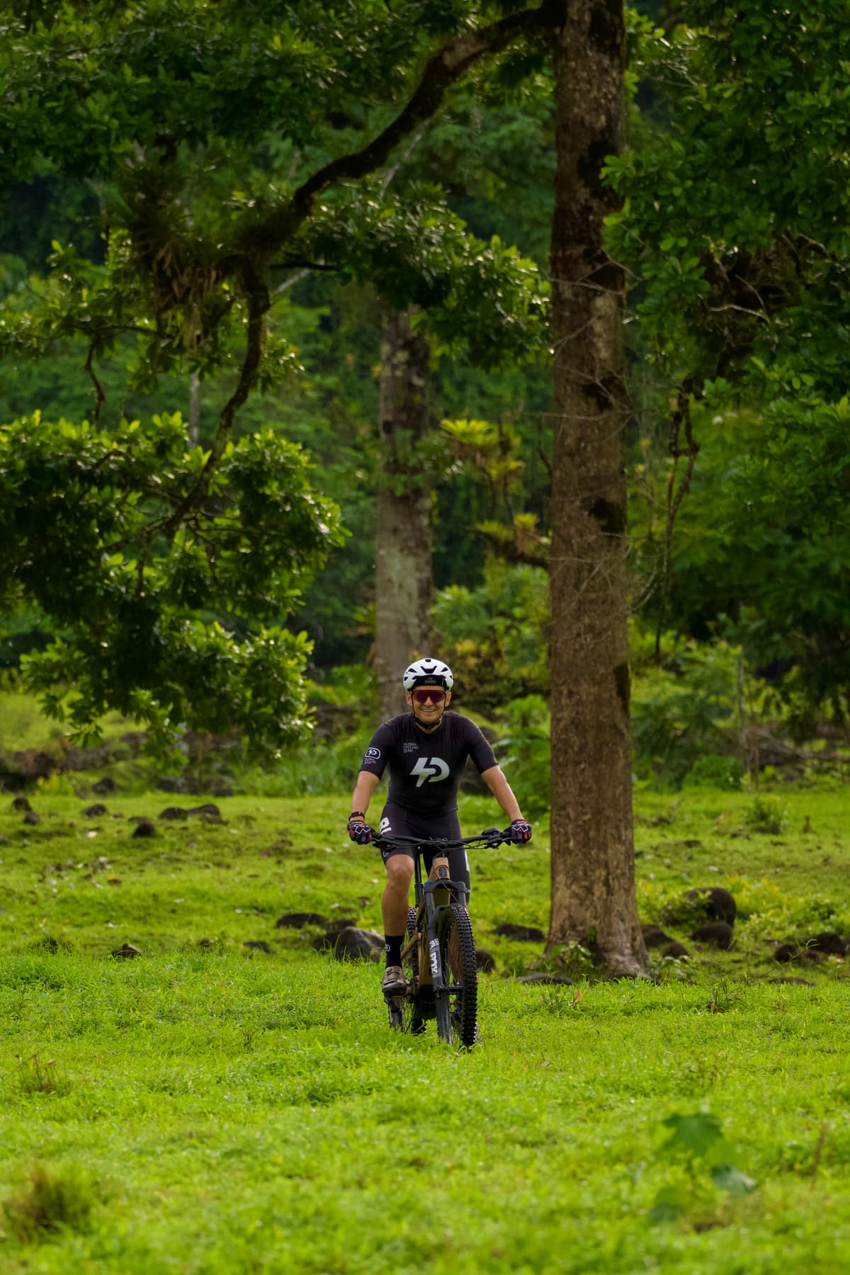 Tony Alvarado en bicicleta — coach y entrenador de ciclismo en Costa Rica