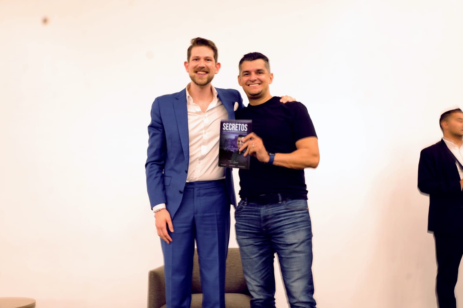 Tony Alvarado con Spencer Hoffman