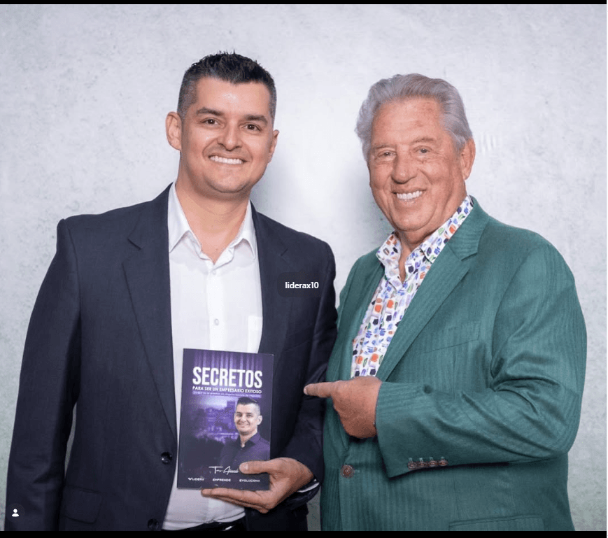 Tony Alvarado con John Maxwell
