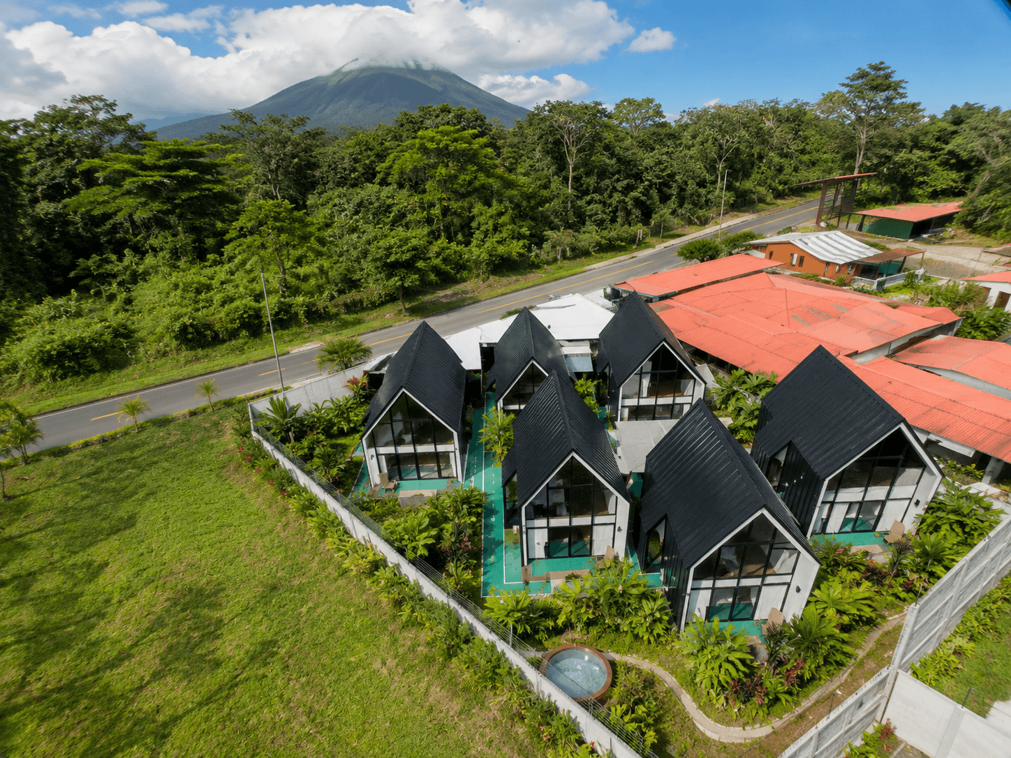 Bike & Bed Hotels — vista aérea con Volcán Arenal, La Fortuna, Costa Rica